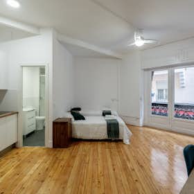 Studio for rent for €1,300 per month in Madrid, Calle de la Victoria