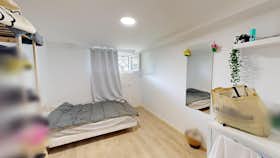 私人房间 正在以 €340 的月租出租，其位于 Poitiers, Route de Bonnes