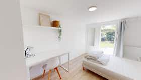 私人房间 正在以 €390 的月租出租，其位于 Poitiers, Route de Bonnes