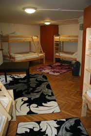 Shared room for rent for HUF 96,997 per month in Budapest, Gönczy Pál utca