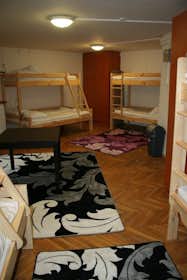 Shared room for rent for HUF 96,669 per month in Budapest, Gönczy Pál utca
