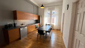 Private room for rent for HUF 150,861 per month in Budapest, Rottenbiller utca