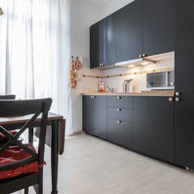 Apartment for rent for €1,750 per month in Milan, Viale Giovanni da Cermenate