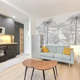 Apartment for rent for €1,696 per month in Paris, Avenue Daumesnil