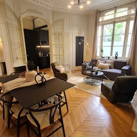 Apartment for rent for €5,359 per month in Paris, Rue de Lota