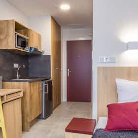 Private room for rent for €706 per month in Sevilla, Calle Leonardo da Vinci