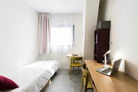 Private room for rent for €921 per month in Sevilla, Calle Leonardo da Vinci