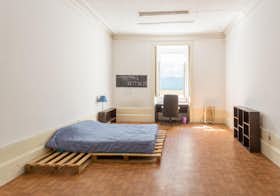 Отдельная комната сдается в аренду за 350 € в месяц в Porto, Rua do Breiner