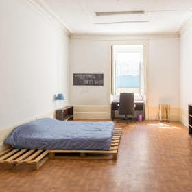 WG-Zimmer zu mieten für 350 € pro Monat in Porto, Rua do Breiner