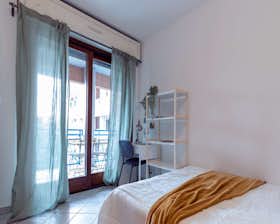 私人房间 正在以 €505 的月租出租，其位于 Turin, Strada del Fortino