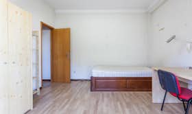 Отдельная комната сдается в аренду за 350 € в месяц в Porto, Rua Moreira de Sá