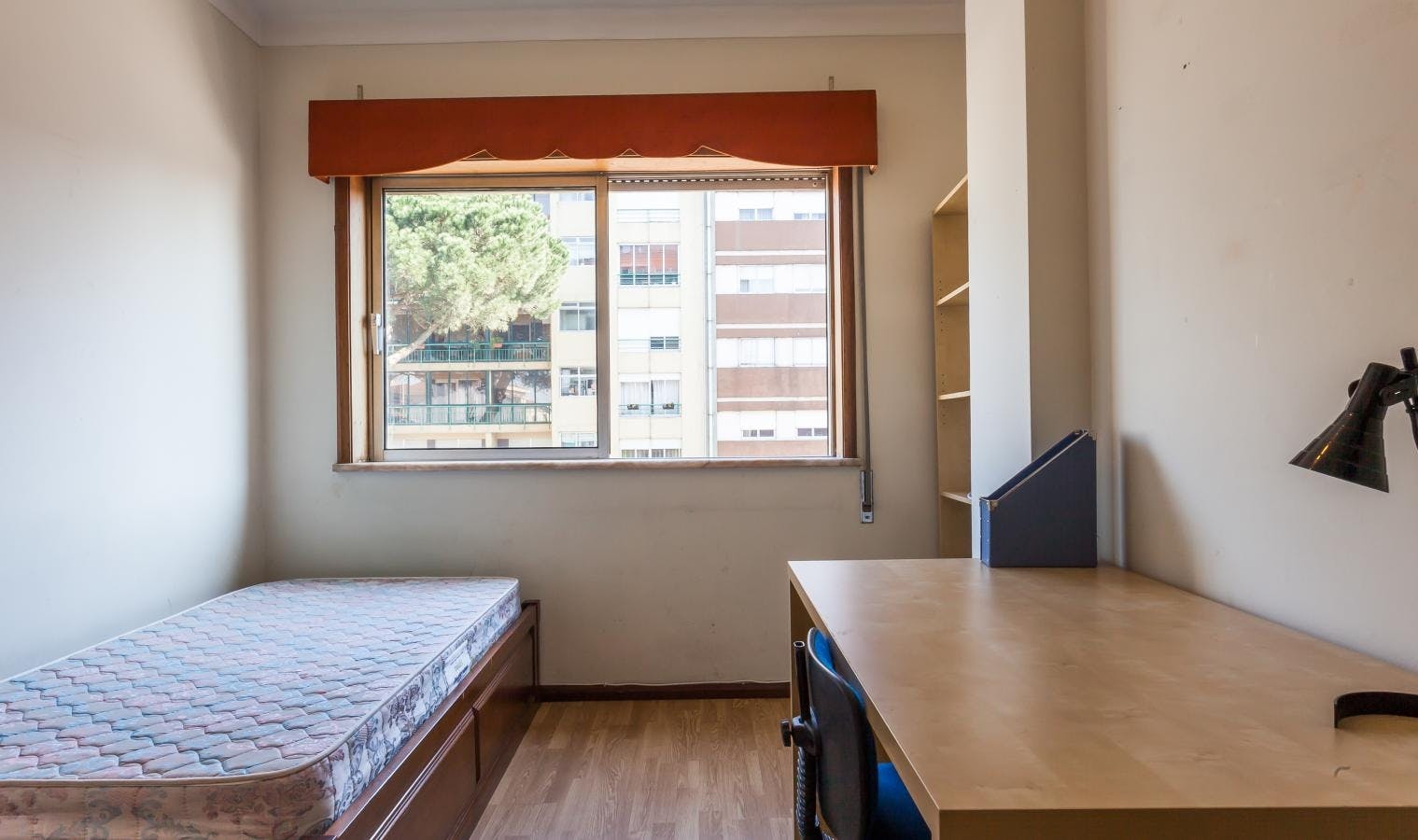 Private room for rent for €370 per month in Porto, Rua Moreira de Sá
