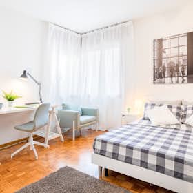 Private room for rent for €549 per month in Padova, Via Michelangelo Buonarroti