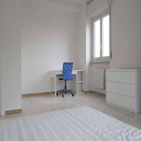 Private room for rent for €810 per month in Milan, Via Vincenzo Giordano Orsini