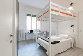 Mehrbettzimmer zu mieten für 480 € pro Monat in Bologna, Via Ugo Bassi