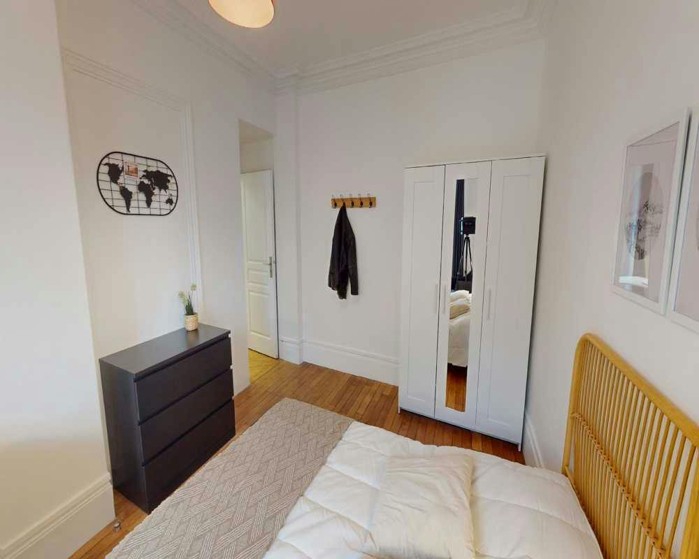 Private room for rent on Rue Chaligny, Paris - Plus