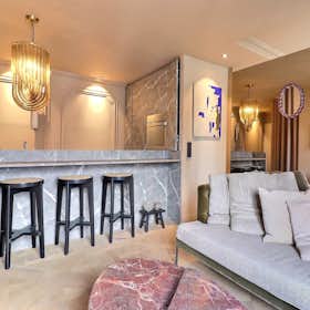 Studio for rent for €2,650 per month in Paris, Rue de Ponthieu