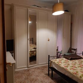 Cameră privată de închiriat pentru 350 EUR pe lună în Naples, Piazza Salvatore Lo Bianco