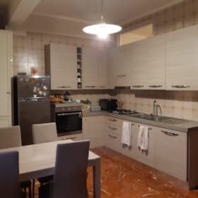 Appartamento in affitto a 750 € al mese a Naples, Piazza Salvatore Lo Bianco