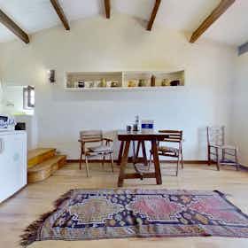 公寓 正在以 €1,595 的月租出租，其位于 Bajardo, Via Piecastello