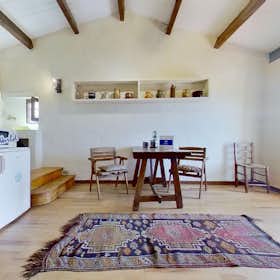Appartement te huur voor € 1.595 per maand in Bajardo, Via Piecastello
