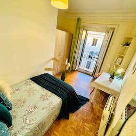 Private room for rent for €699 per month in Madrid, Calle de Toledo