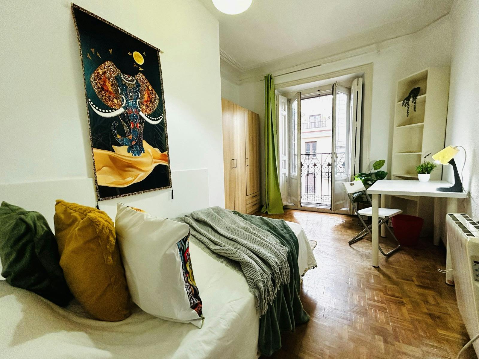 Private room for rent for €744 per month in Madrid, Ronda de Toledo