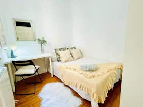 Private room for rent for €575 per month in Madrid, Calle de Toledo