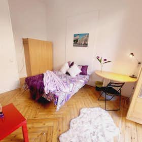 Private room for rent for €699 per month in Madrid, Calle de Guillermo Rolland