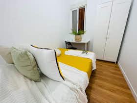 Private room for rent for €575 per month in Madrid, Calle de Ferraz