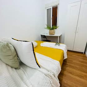 Private room for rent for €575 per month in Madrid, Calle de Ferraz
