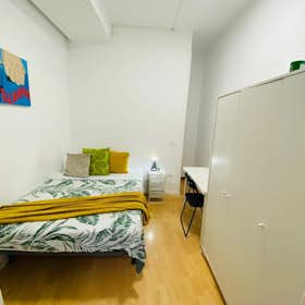 Private room for rent for €675 per month in Madrid, Calle de las Huertas