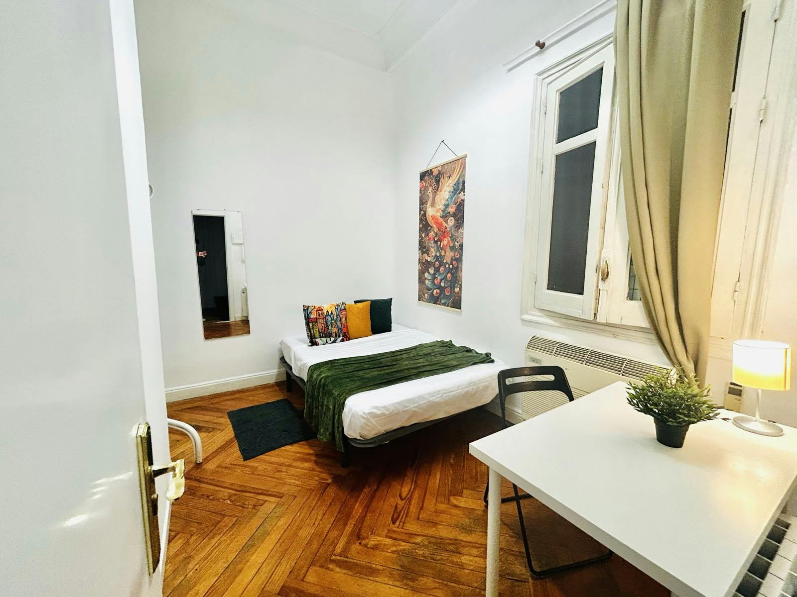 Private room for rent for €694 per month in Madrid, Gran Vía
