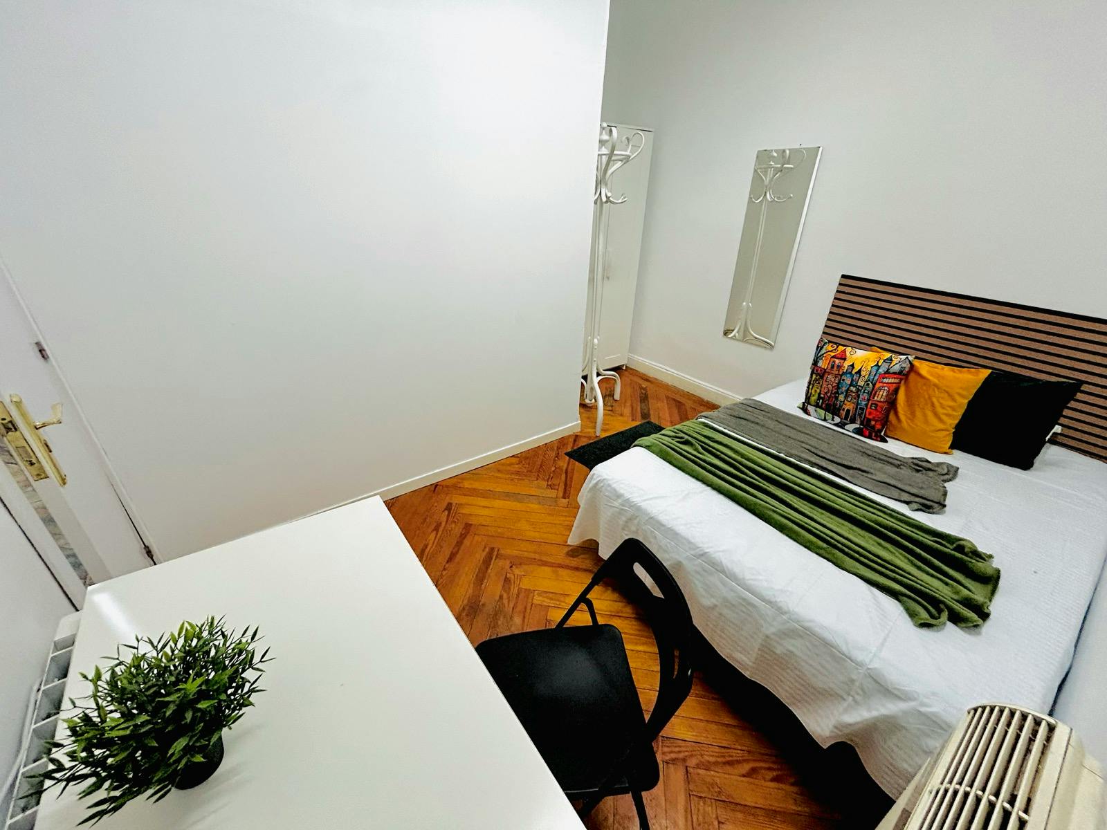 Private room for rent for €694 per month in Madrid, Gran Vía