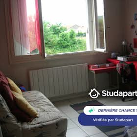 Appartement te huur voor € 400 per maand in Clermont-Ferrand, Rue Étienne Dolet