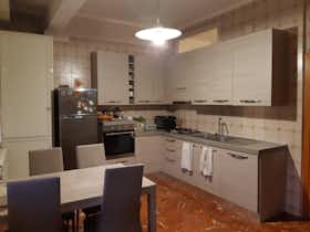 Apartamento para alugar por € 800 por mês em Naples, Piazza Salvatore Lo Bianco