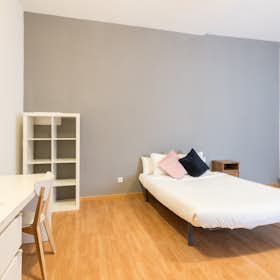Private room for rent for €710 per month in Madrid, Calle de Fuencarral