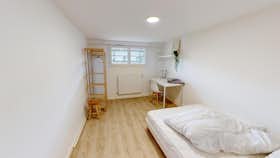 私人房间 正在以 €340 的月租出租，其位于 Poitiers, Route de Bonnes