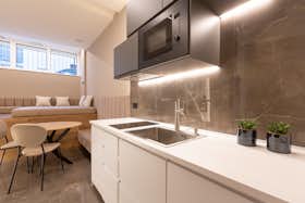 Apartment for rent for €2,000 per month in Milan, Via Francesco Daverio