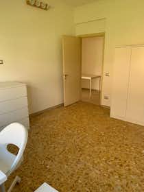 Appartement te huur voor € 1.410 per maand in Rome, Via Carlo Dossi