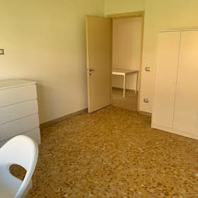 Appartamento in affitto a 1.410 € al mese a Rome, Via Carlo Dossi