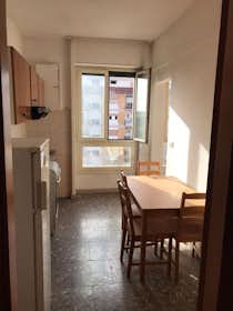 Building for rent for €1,100 per month in Rome, Via Prenestina
