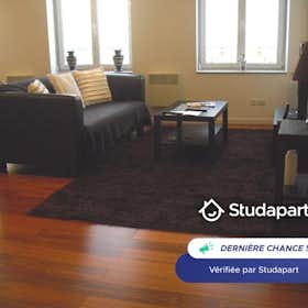 Apartment for rent for €1,050 per month in Lille, Rue du Priez