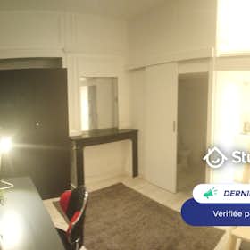 Apartment for rent for €582 per month in Lille, Rue Charles de Muyssart