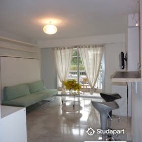 Apartment for rent for €1,020 per month in Nice, Avenue Mirabeau