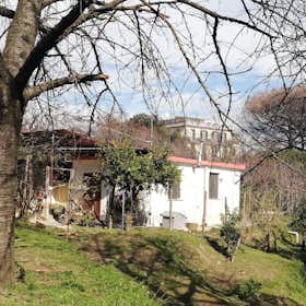 Дом сдается в аренду за 600 € в месяц в Naples, Via del Serbatoio dello Scudillo