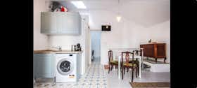 Appartement à louer pour 1 400 €/mois à Lisbon, Beco do Forno do Castelo