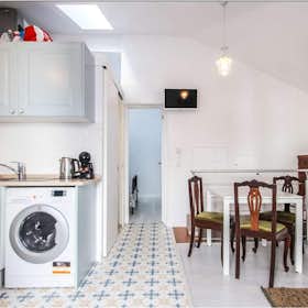 Apartment for rent for €1,400 per month in Lisbon, Beco do Forno do Castelo