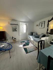 Apartamento para alugar por € 1.400 por mês em Lisbon, Beco do Forno do Castelo