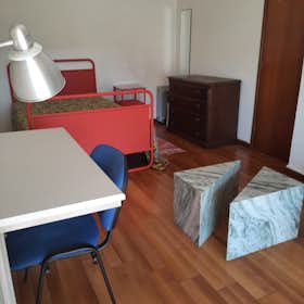 私人房间 正在以 €275 的月租出租，其位于 Coimbra, Avenida Fernando Namora